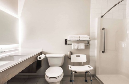 Regina Hotel | Holiday Inn Express & Suites Regina-South by IHG