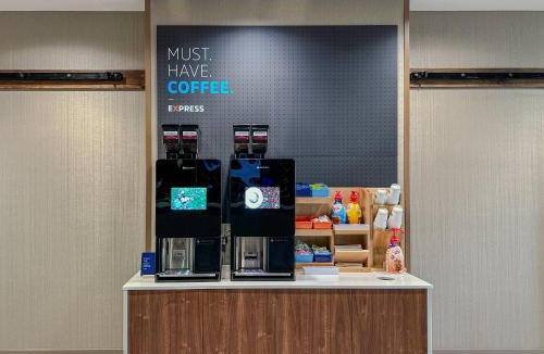 Topeka Hotel | Holiday Inn Express & Suites Topeka West I-70 Wanamaker by IHG