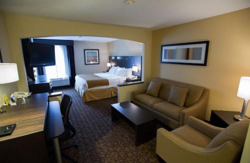 Topeka Hotel | Holiday Inn Express & Suites Topeka West I-70 Wanamaker by IHG