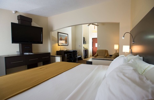 Topeka Hotel | Holiday Inn Express & Suites Topeka West I-70 Wanamaker by IHG