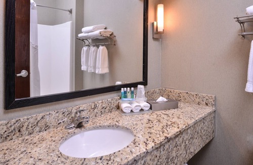 Topeka Hotel | Holiday Inn Express & Suites Topeka West I-70 Wanamaker by IHG