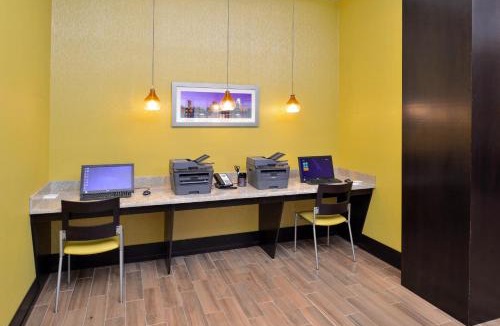 Sweetbriar Hotel | Holiday Inn Express & Suites Austin South by IHG