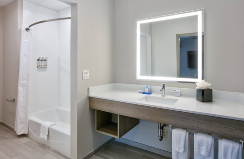 Far North Dallas Hotel | Holiday Inn Express & Suites North Dallas at Preston by IHG