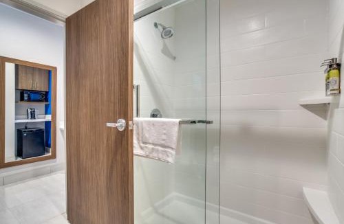 Denton Hotel | Holiday Inn Express & Suites - Denton South by IHG