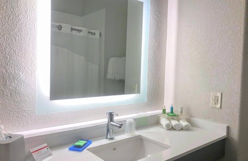 Hearne Hotel | Holiday Inn Express & Suites Hearne by IHG