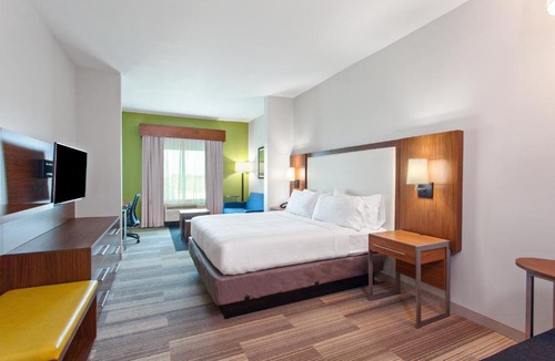 Braeswood Place Hotel | Holiday Inn Express & Suites Houston S - Medical Ctr Area by IHG