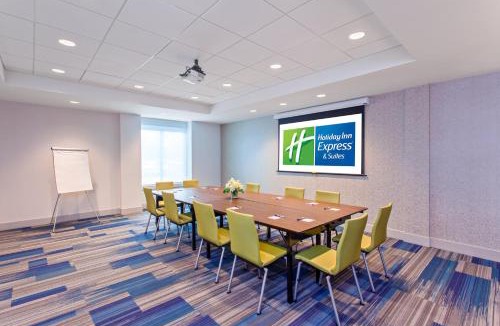 Braeswood Place Hotel | Holiday Inn Express & Suites Houston S - Medical Ctr Area by IHG