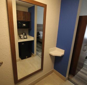 The Villages Hotel | Holiday Inn Express & Suites Houston - Memorial Park Area by IHG
