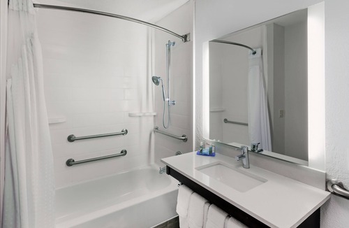 The Villages Hotel | Holiday Inn Express & Suites Houston - Memorial Park Area by IHG