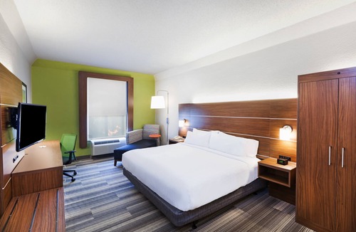 The Villages Hotel | Holiday Inn Express & Suites Houston - Memorial Park Area by IHG