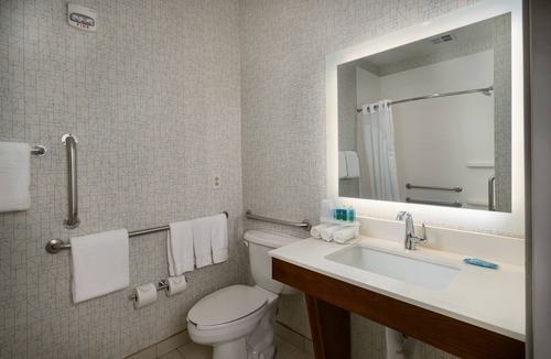 Lawrence Hotel | Holiday Inn Express & Suites Lawrence by IHG