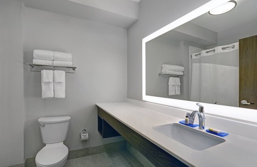 Lenexa Hotel | Holiday Inn Express & Suites Lenexa - Overland Park Area by IHG