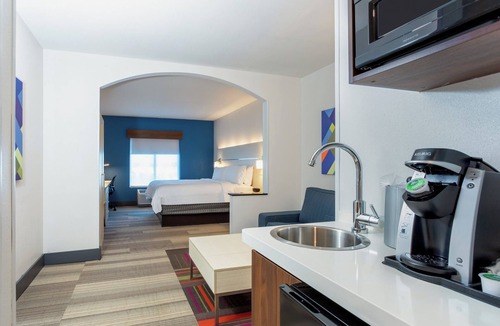 Southwest Orlando Hotel | Holiday Inn Express & Suites, International Drive by IHG