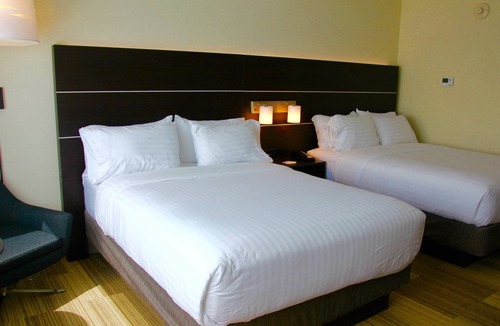 Oswego Hotel | Holiday Inn Express & Suites Oswego by IHG