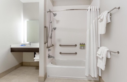 Ottawa Hotel | Holiday Inn Express & Suites - Ottawa by IHG