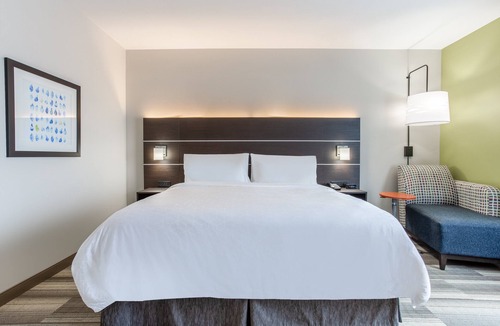 Ottawa Hotel | Holiday Inn Express & Suites Ottawa by IHG