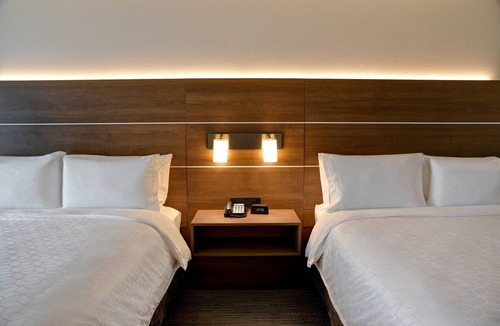 Ottawa Hotel | Holiday Inn Express & Suites Ottawa by IHG