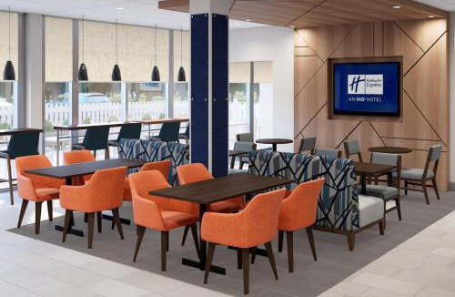 Southwest Raleigh Hotel | Holiday Inn Express & Suites Raleigh West - Lenovo Center by IHG