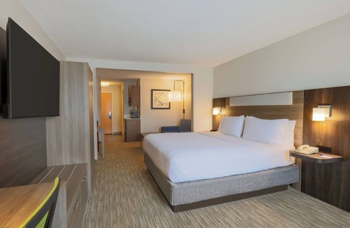 North Raleigh Hotel | Holiday Inn Express & Suites Raleigh North - Wake Forest by IHG