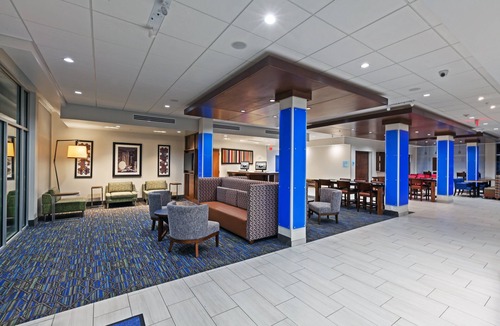 South Tulsa Hotel | Holiday Inn Express & Suites Tulsa South - Woodland Hills by IHG