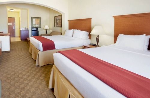 Zapata Hotel | Holiday Inn Express & Suites Zapata by IHG