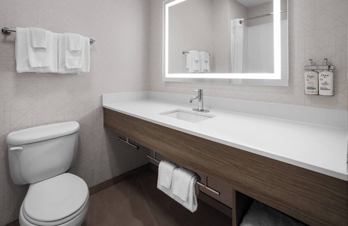 Lindbergh Lawns Hotel | Holiday Inn Express Syracuse Fairgrounds by IHG