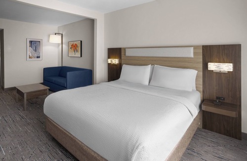 Lindbergh Lawns Hotel | Holiday Inn Express Syracuse Fairgrounds by IHG