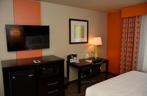 Tomball Hotel | Holiday Inn Express Tomball by IHG