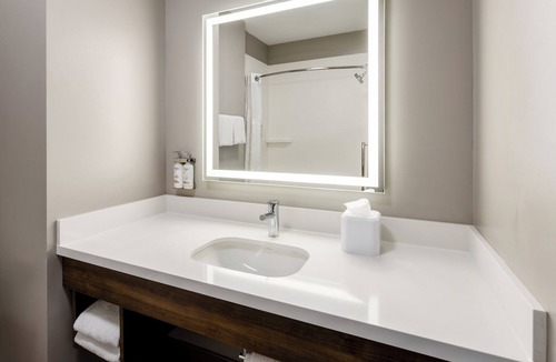 East Syracuse Hotel | Holiday Inn Express & Suites Dewitt (Syracuse) by IHG