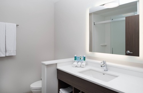 Kingdom City Hotel | Holiday Inn Express & Suites Kingdom City by IHG