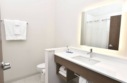 Madisonville Hotel | Holiday Inn Express & Suites Madisonville by IHG