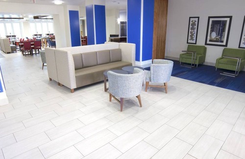 Seguin Hotel | Holiday Inn Express Hotel & Suites Seguin, an IHG Hotel