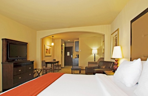 Wichita Falls Hotel | Holiday Inn Express & Suites Wichita Falls by IHG