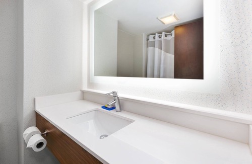 Waldorf Hotel | Holiday Inn Express Waldorf by IHG