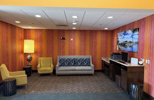 Wichita Hotel | Holiday Inn Express Wichita South by IHG