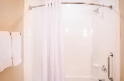 Wichita Hotel | Holiday Inn Express Wichita South by IHG