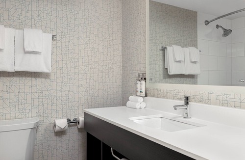 Windsor Hotel | Holiday Inn Express Windsor Waterfront by IHG