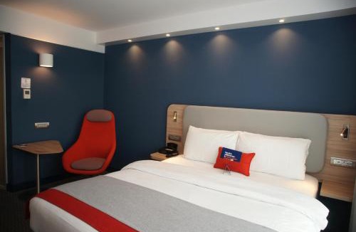 Ruemlang Hotel | Holiday Inn Express Zürich Airport by IHG