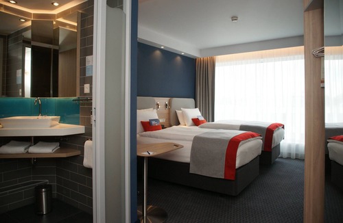 Ruemlang Hotel | Holiday Inn Express Zurich Airport by IHG