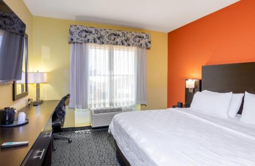 Garland Hotel | Holiday Inn Garland by IHG