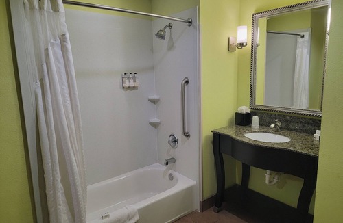 Garland Hotel | Holiday Inn Garland by IHG