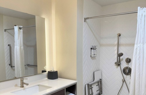 Fayetteville Hotel | Holiday Inn Hotel & Suites Fayetteville W-Fort Bragg Area by IHG