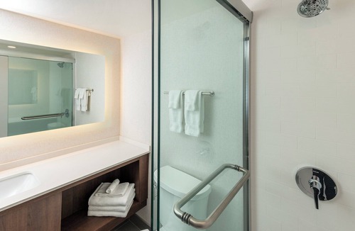 Kingston Hotel | Holiday Inn Kingston Waterfront by IHG