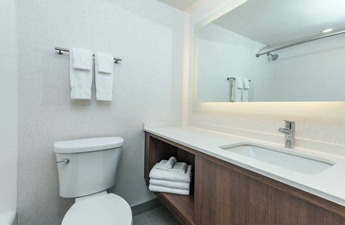 Kingston Hotel | Holiday Inn Kingston Waterfront by IHG