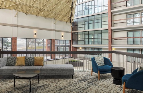 Oakville Hotel | Holiday Inn Oakville Centre by IHG