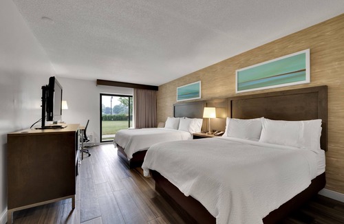 Peterborough Hotel | Holiday Inn Peterborough-Waterfront, ON by IHG