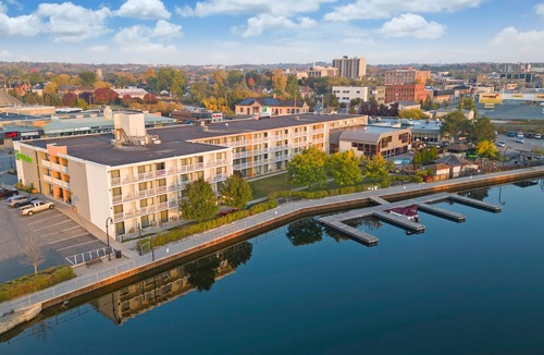 Peterborough Hotel | Holiday Inn Peterborough-Waterfront, ON by IHG
