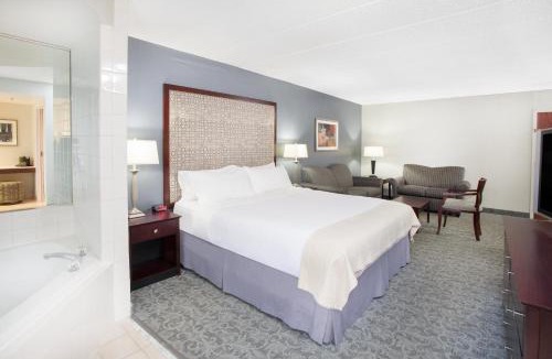 Carol Stream Hotel | Holiday Inn & Suites Chicago-Carol Stream Wheaton by IHG