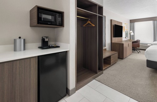 Dentsville Hotel | Holiday Inn & Suites Columbia NE - Ft Jackson Area by IHG