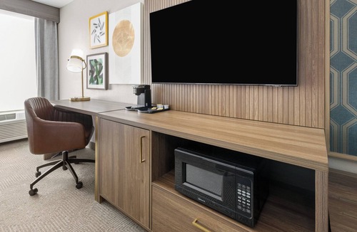 Dentsville Hotel | Holiday Inn & Suites Columbia NE - Ft Jackson Area by IHG